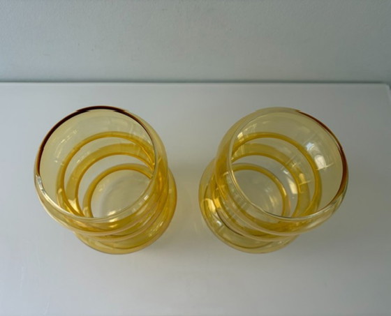 Set aus 2 bernsteinfarbenen Glasvasen im organischen Design (photo 7 of 7)