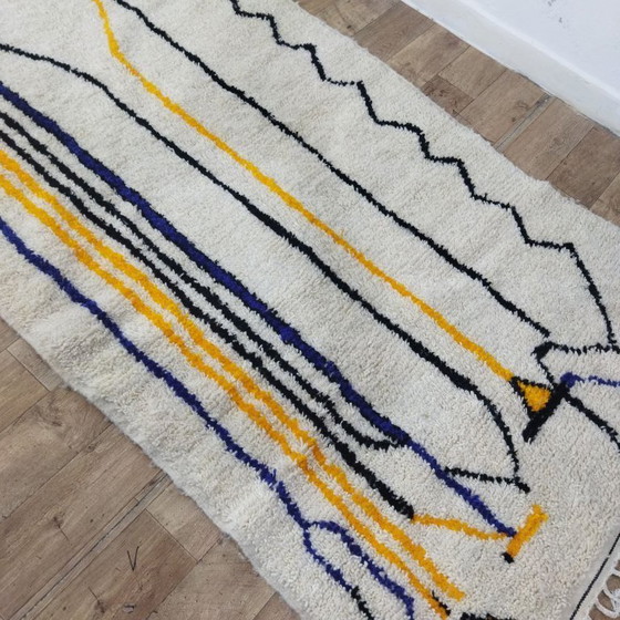 Image 1 of Minimal Line Berber Rug – Handgemaakt Marokkaans Tapijt met Grafische Lijnen (256 × 146 cm)