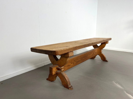 Gran banco francés de estilo brutalista, de roble macizo, de la década de 1960.