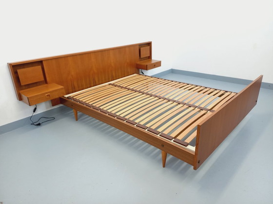 Image 1 of Lit double vintage style scandinave en teck des années 60 avec chevets lumineux intégrés et sommier