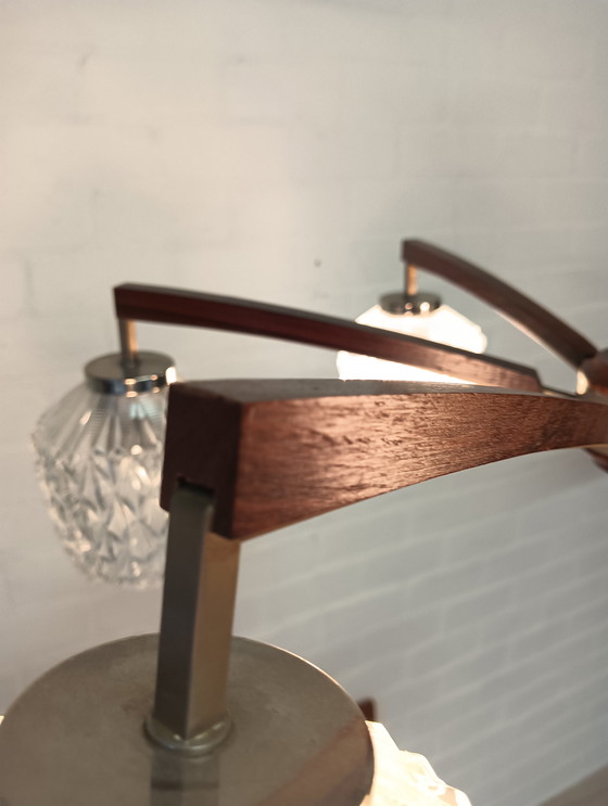 Image 1 of Lampe des années 1960, en teck et avec 6 magnifiques abat-jour en verre.