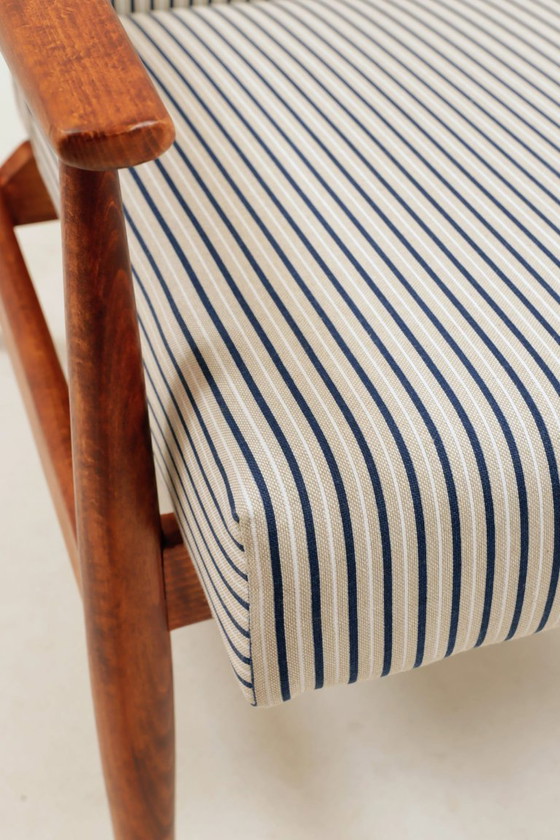 Image 1 of Poltrona in stile Mid-Century Modern con poggiapiedi in legno e tessuto di cotone a righe.