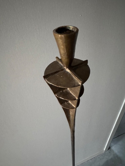 Einzigartiger, handgeschmiedeter Kerzenständer im brutalistischen Stil der Mitte des 20. Jahrhunderts.