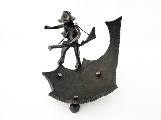 Image 1 of image cast iron bowl with hunter