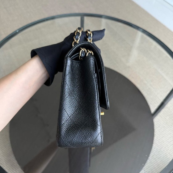 Image 1 of Chanel Classic Flap Medium - Caviar 25CM Gewatteerd generfd kalfsleer Zwart Goudkleurige hardware Serie 13