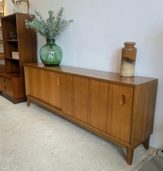 Image 1 of buffet bas vintage, style milieu du siècle, avec portes coulissantes