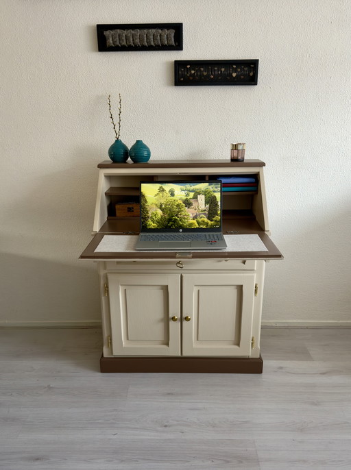 Secretaire gerystyled