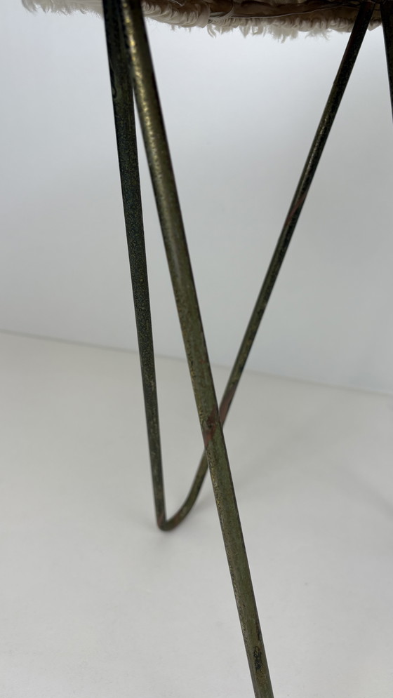 Image 1 of Tabouret vintage sur pieds en épingle à cheveux et fourrure blanche moelleuse