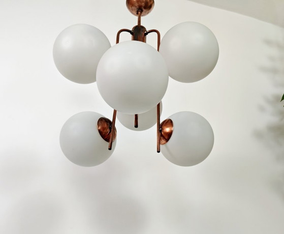 Vintage kroonluchter met 6 bollen uit het midden van de 20e eeuw / Koperen plafondlamp met moleculaire (photo 8 of 11)