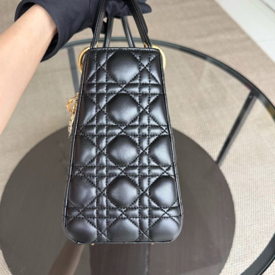 Image 1 of Dior Lady Medium - Pelle di agnello Canange, finiture nere e dorate.
