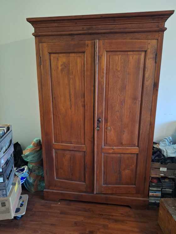 Image 1 of Armadio in legno massello in stile francese: un cimelio di carattere