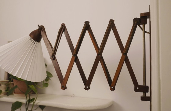 Image 1 of Wandlamp in schaarvorm uit het midden van de 20e eeuw, Scandinavische accordeonlamp, verstelbare houten wandlamp met stekker.