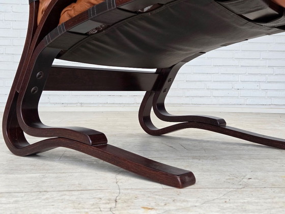 Image 1 of Años 70, diseño noruego de Else & Nordahl Solheim, juego de 2 sillas con reposapiés, modelo "Kengu".