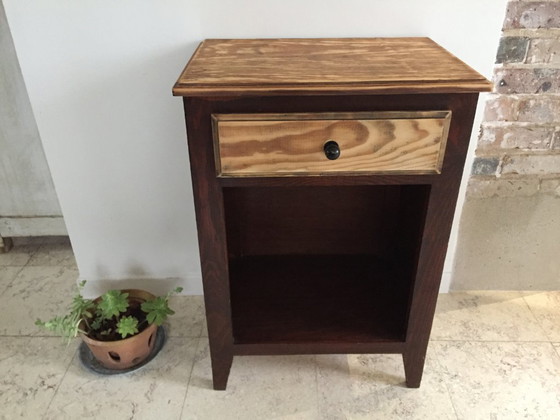 Image 1 of Nachtkastje met kompasvormige poten