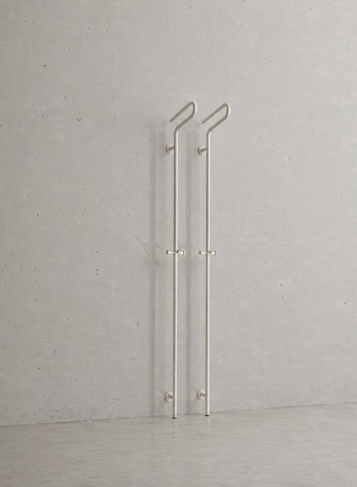 2x Minimalist wall coat rack made of cream white metal – kapstokken (photo 2 of 10)