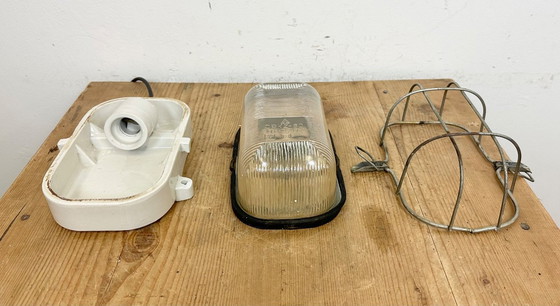 Image 1 of Applique industriale a gabbia in porcellana bianca con vetro rigato, anni '70