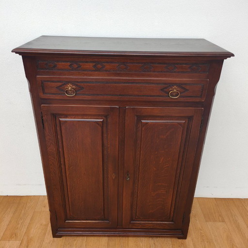 Armoire à linge de style campagnard vintage en bois pour fille