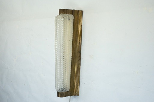 Grande applique simple Art Déco en laiton et plexiglas. Italie, années 1930
