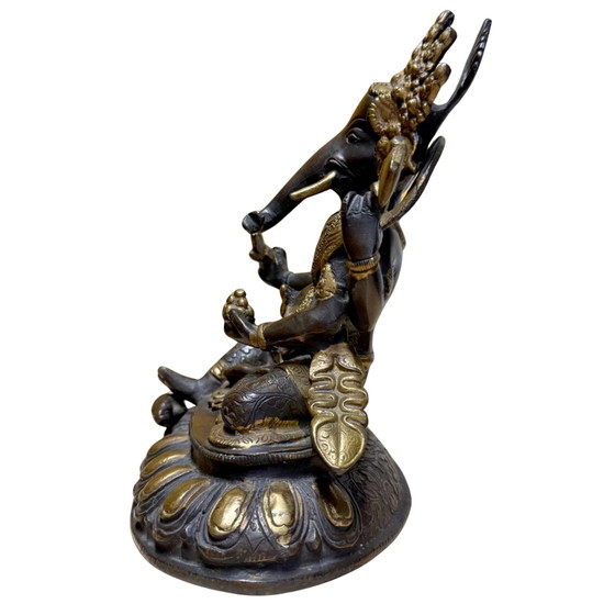 Estatua de Ganesha de Bronce con Base de Loto – Estilo Nepalí – Bronce Pesado con Acentos Dorados – 20.6 cm (photo 7 of 9)