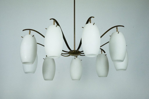 Raro lampadario Arredoluce Monza a 9 luci in ottone e vetro opalino, Italia anni '50