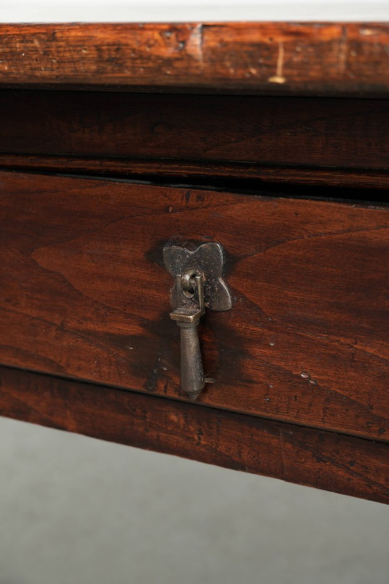 Zeer mooie antieke Zuid Europese salontafel uit de 18e eeuw van vruchtbomenhout met warme kleuren en 3 lades (photo 10 of 12)