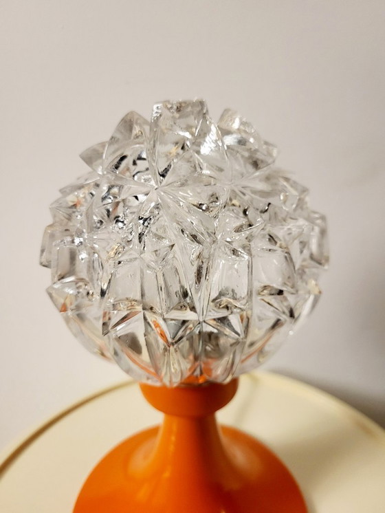 Image 1 of Lampada da tavolo vintage in stile spaziale degli anni '60 con paralume in vetro e base in metallo arancione
