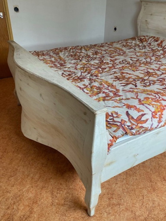 Image 1 of Wit houten tweepersoonsbed met lattenbodems en nachtkastjes