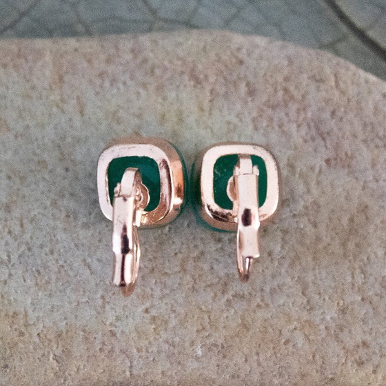 Vintage Vierkante Oorbellen Met Gefacetteerde Groene Onyx In Een Roségouden Metalen Zetting (photo 7 of 8)