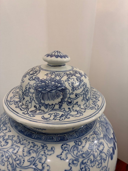 Een paar Chinese porseleinen vazen met deksel in verschillende blauwtinten, met een apocrief Chenghua (photo 2 of 11)
