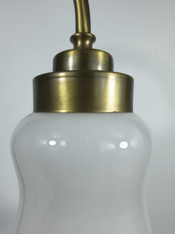 Image 1 of Lampada da tavolo vintage in ottone con paralume in vetro opalino e braccio decorativo classico