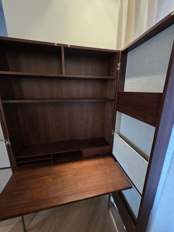 Image 1 of Bureau avec placage en noyer et tissu texturé