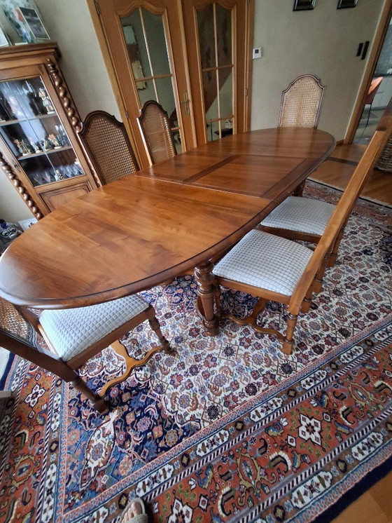 Image 1 of Table ovale extensible en noyer français avec 6 chaises