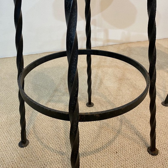 Image 1 of Paire de tabourets de bar pivotants en fer bouclé bordeaux, style vintage italien des années 1950