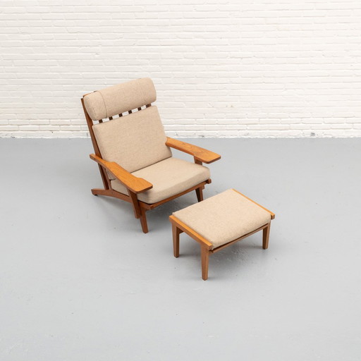 Hans Wegner GE-375 Fauteuil & Hocker
