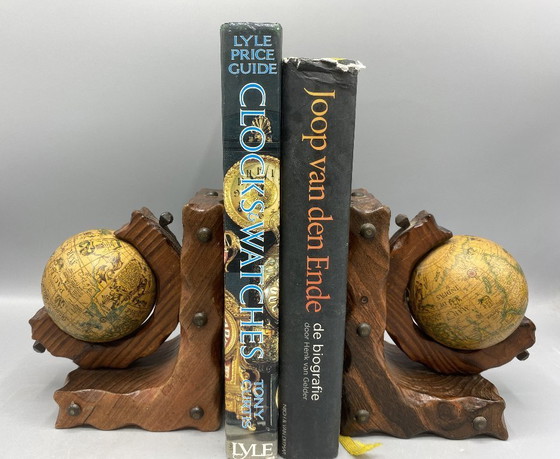 Image 1 of Vintage Globe Boekensteunen – Massief houten boekensteunen met draaiende wereldbollen – Bibliotheekdecoratie in mid-century stij