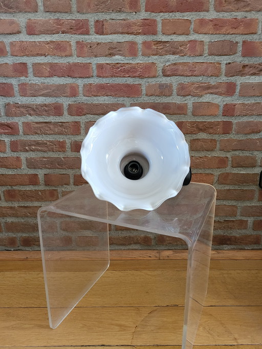 Lampe suspendue vintage en opaline avec plis en massire marron