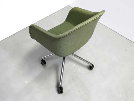 Muuto Fiber Armchair olijfgroen - swivel onderstel op wielen – Fauteuils, Plastic (photo 4 of 6)