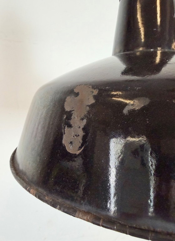 Image 1 of Industriële zwarte geëmailleerde fabriekslamp met gietijzeren bovenkant, jaren 50