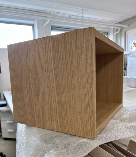 Image 1 of Mobile pensile modulare architettonico (280 cm) – RAL 9010 opaco e impiallacciatura di rovere