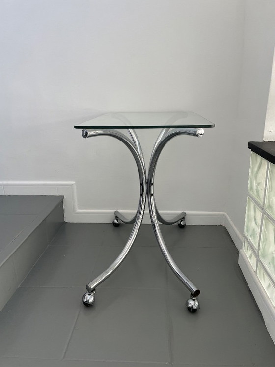 Image 1 of Salontafel van chroom en glas met wielen