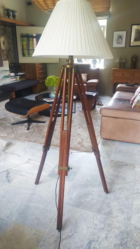Image 1 of 1 lampadaire tripode vintage classique