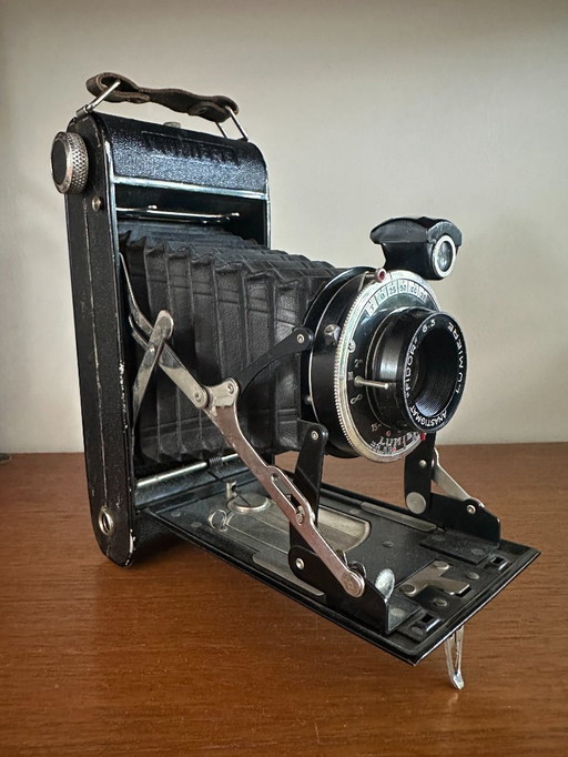 Vintage Lumière folding camera – French design icon from the 1930s–1950s