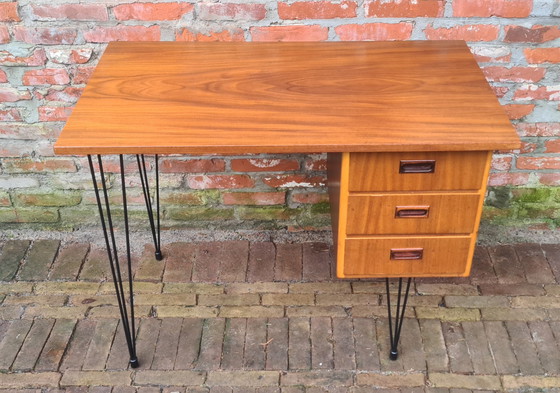 Image 1 of Bureau design vintage. Années 1960. Pieds en épingle à cheveux.