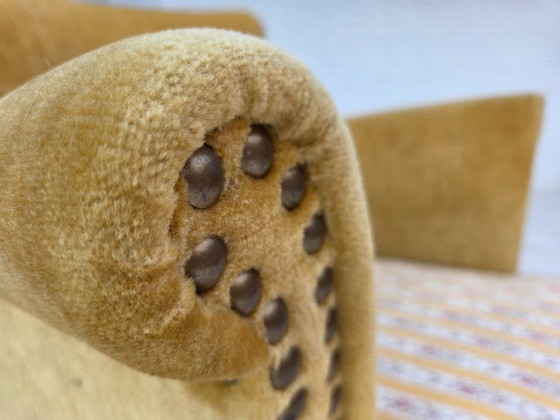 Image 1 of Fauteuil danois des années 1960, velours d'ameublement jaune miel, état d'origine.