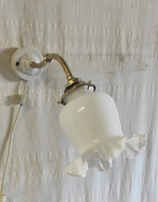 Wandlamp met zwanenhals van messing, porselein en opaalglas - midden 20e eeuw