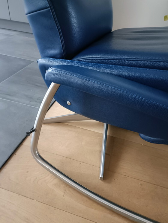 Image 1 of Poltrona relax in pelle blu.