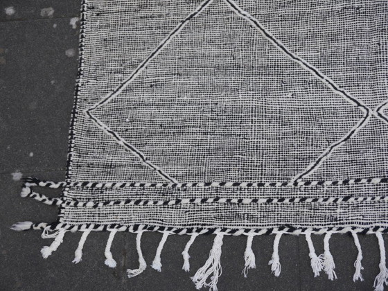 Image 1 of Kilim berbère du Maroc, 295 x 185 cm, tissé à la main, noir et blanc