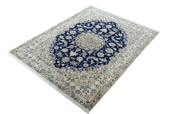 Image 1 of Nain 9LA - Handgeknoopt oosters tapijt met zijde - 210 x 162 cm - Elegante blauwtinten