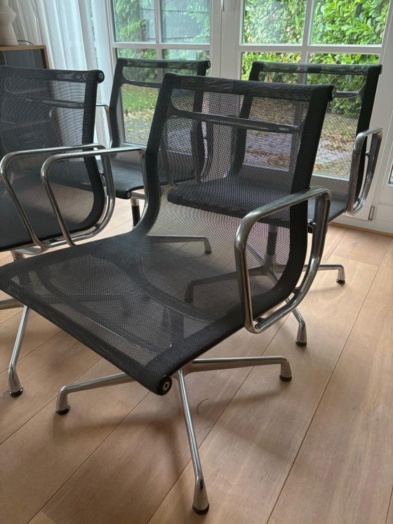 4 Vitra Eames E.A. Malla Negra / Gris – Sillas de conferencia, Textile, Aluminium (photo 5 of 6)