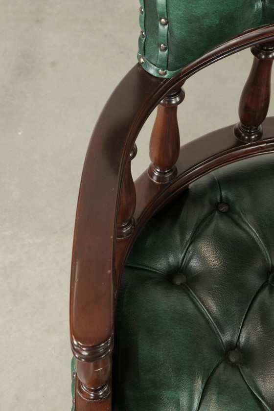 Image 1 of 2 sillas de escritorio/auxiliares Chesterfield de piel de vaca verde flameada al estilo inglés.